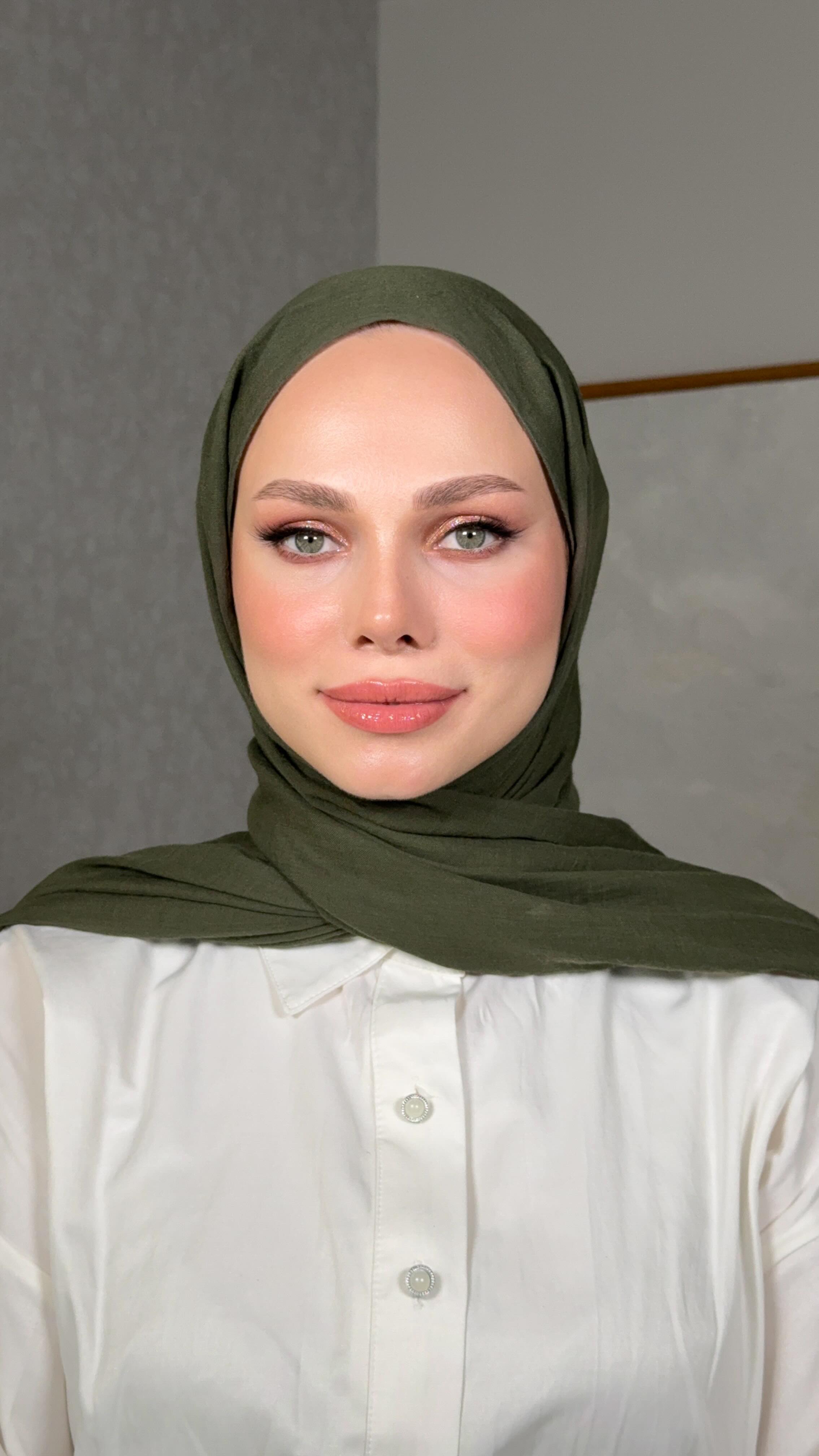 Gizem yolcu studio stilinde bir makyajda neler yapılıyor? Nelere dikkat ediliyor? İyi seyirler!😍