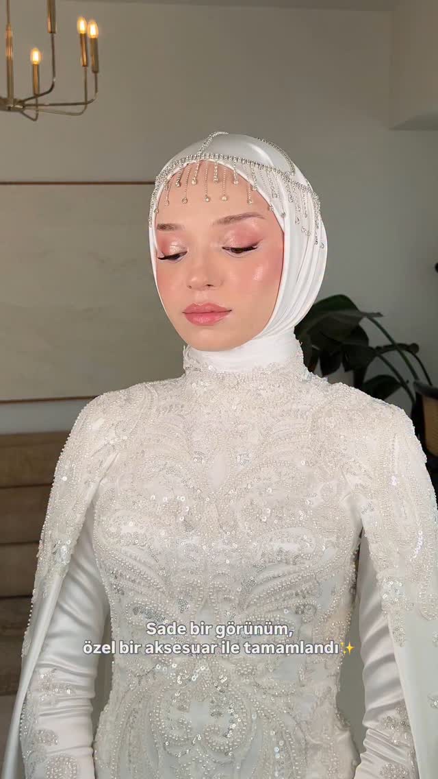 A simple look, completed with a unique accessory✨