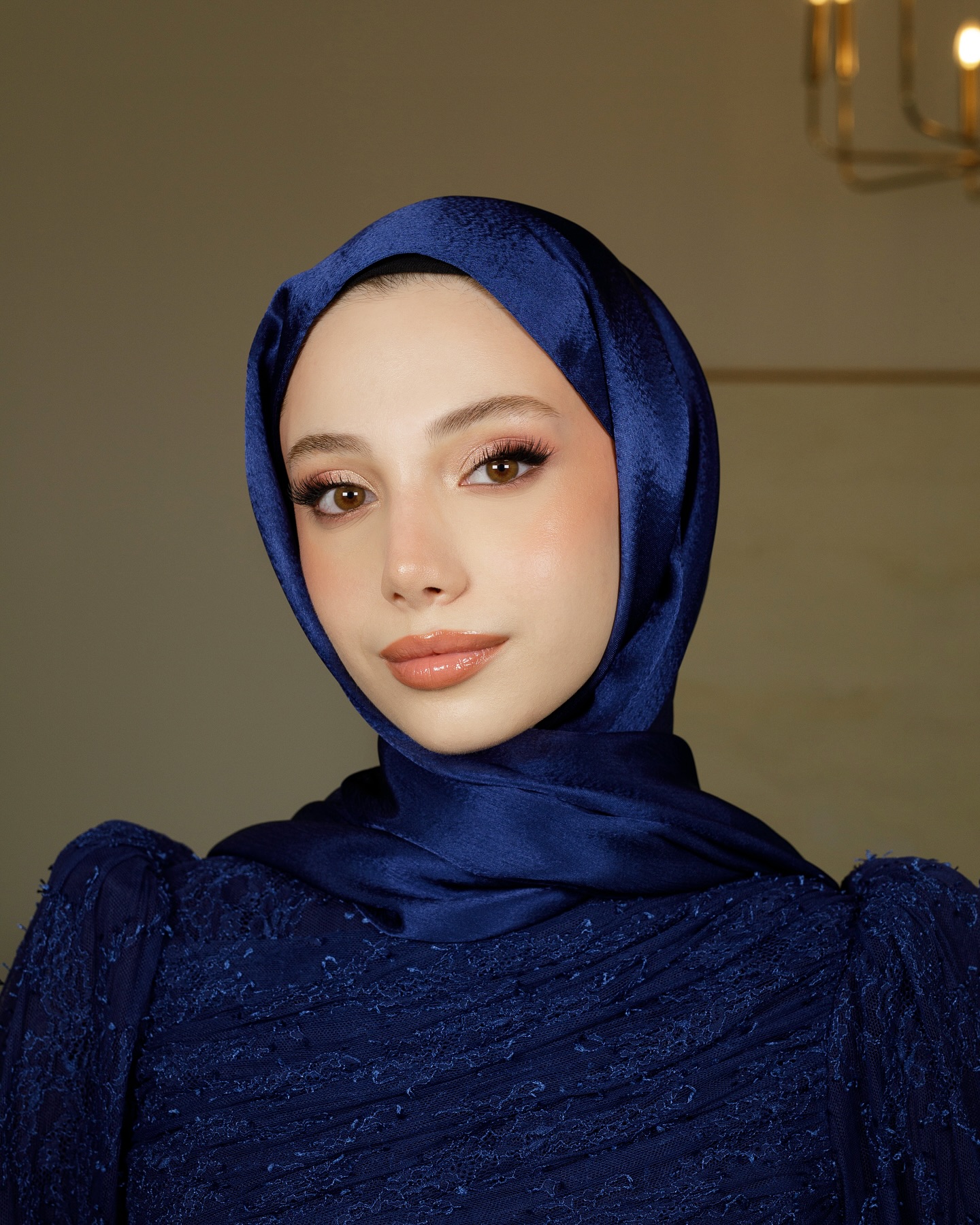 Sevgili Elif Nur’un doğal güzelliğini ön plana çıkaran, sade ama etkileyici  bir makyaj uyguladık💙