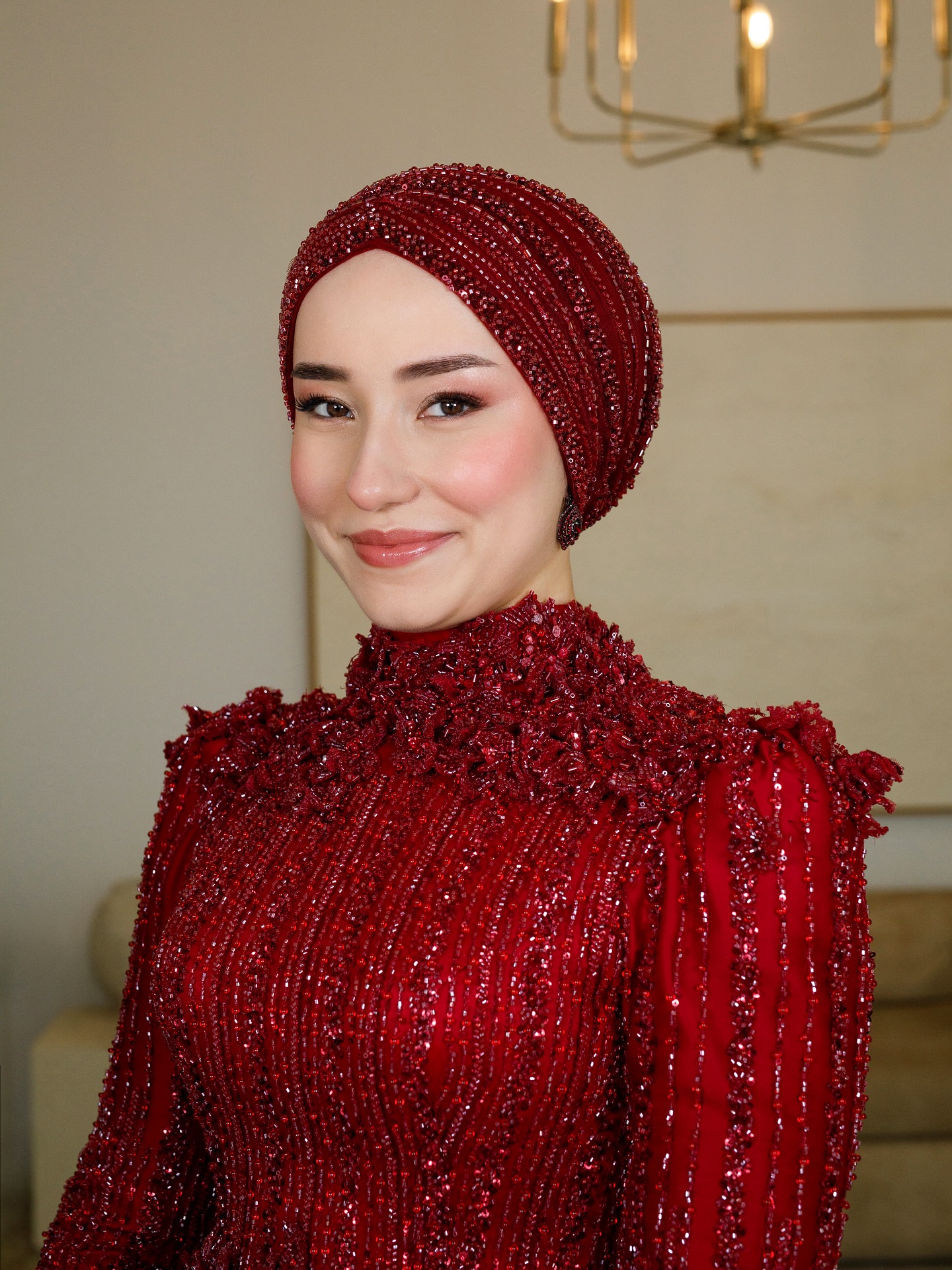 Kırmızının güçlü enerjisi, Elif gelinimizin sıcak gülüşüyle birleşince, ortaya ışıl ışıl bir zarafet çıktı🤍